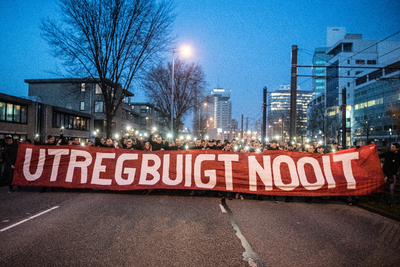 910896 Afbeelding van de stille tocht voor de slachtoffers van de tramaanslag van 18 maart 2018 op de Graadt van ...